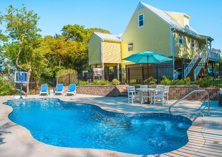 The Emerald Owl House - Peaceful Emerald Isle Beach House w/ Luxurious Heated Pool! - Bed and Breakfast Emerald Isle
