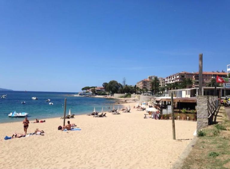 Ajaccio magnifique T2 37m2 centre ville vue mer au bord de la plage Neuf 4 couchages balcon parking privé fermé Clim wifi - B&B Ajaccio