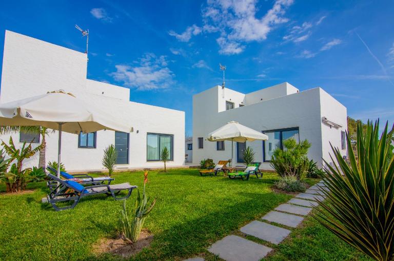 Preciosas villas con jardín y vistas al faro, a 700m de la playa - B&B Zahora