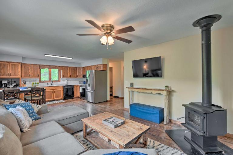 Pet-Friendly Waynesville Home w/ Mountain Views! - B&B Waynesville