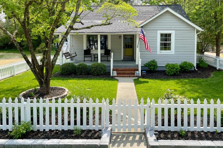 Private Yard & Water Views: Cozy Urbanna Cottage - B&B Urbanna