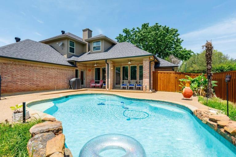 Large Executive Family Home with Pool near DFW Airport - Bed and Breakfast Keller