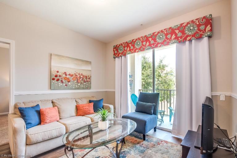 Spacious Vista Cay Condo, near Resort Pool - Bed and Breakfast Orlando
