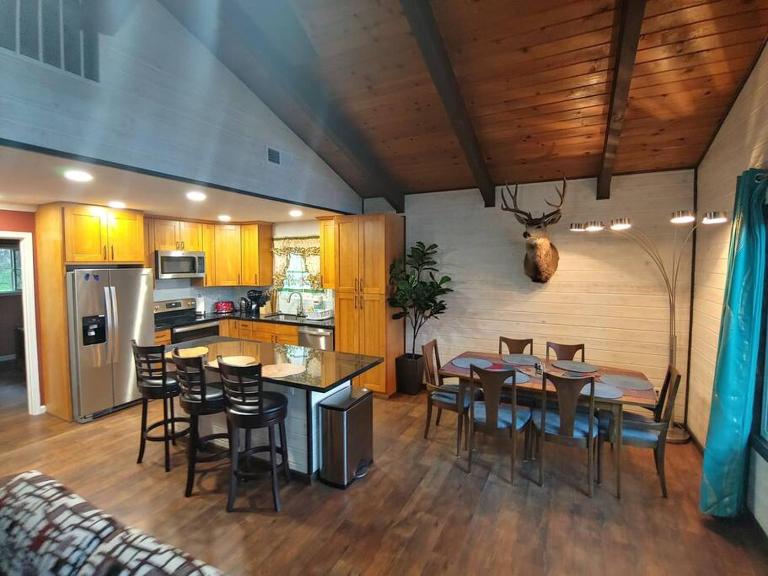 Mountain Cabin near Yosemite - Bed and Breakfast Groveland
