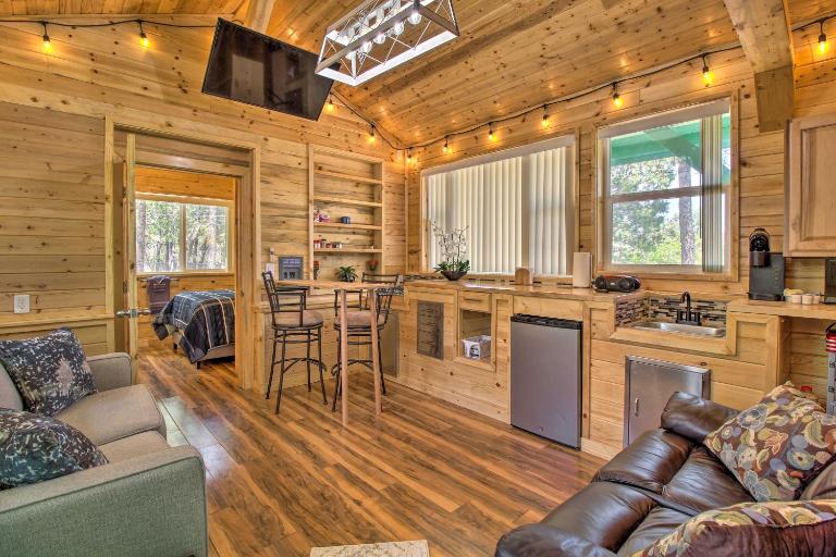 Grill, Fire Pit: Pet-Friendly Lakeside Cottage! - B&B Lake of the Woods