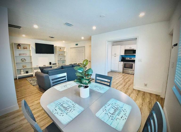 Secret Serenity! Roomy! Pool! 5 min from Beach! - B&B Deerfield Beach