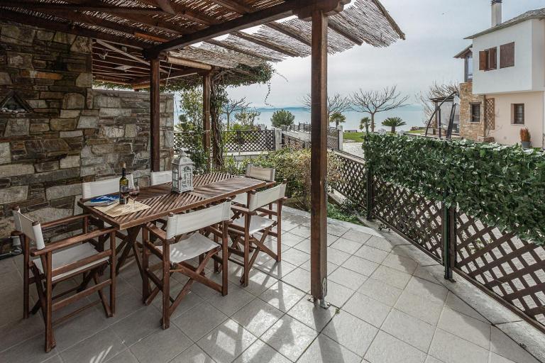ILOI’s Villa in peaceful Village w. Private Beach - Chambres d'hôtes Korópi