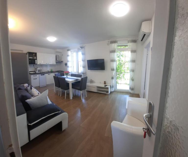 Beach apartment KATE - Wake up to the sea, terrace, garden & parking, Murter - Dalmatia - B&B Murter