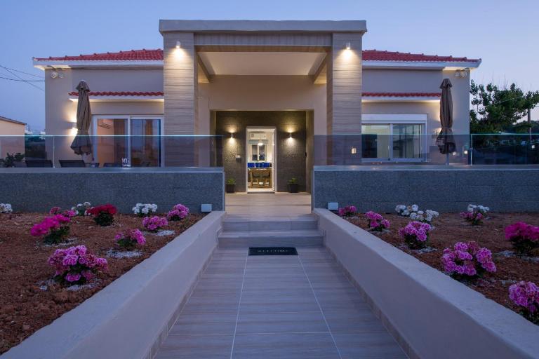 Luxury Villa Eva-Mari with jacuzzi, 50m from the beach - B&B Stalós
