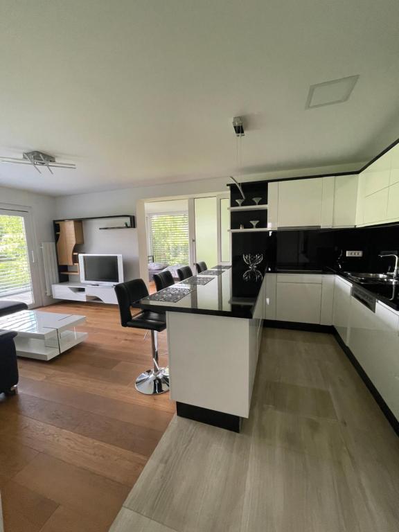Schöne Gartenwohnung mit Carport und Terrasse! - B&B Graz