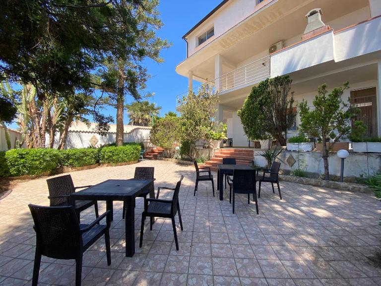 200m from the Sea - Large Private Patio with BBQ - B&B Triscina