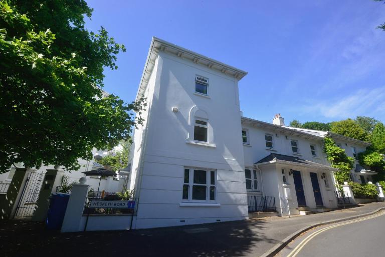 TorquayTownhouse with Hot Tub 200m from Beach - Free WiFi Sky Glass - Bed and Breakfast Torquay