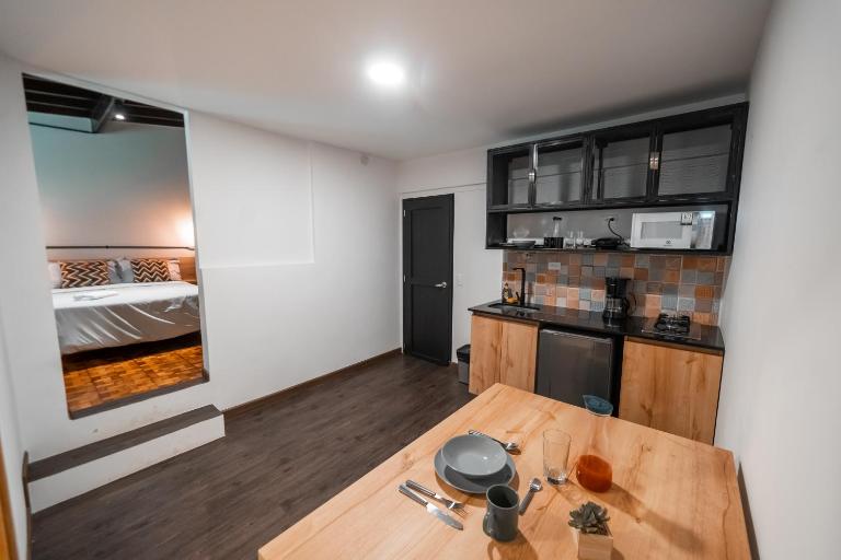 Alojamiento en el Poblado cerca a Envigado FRN104 By Roots Rentals - B&B Medellín