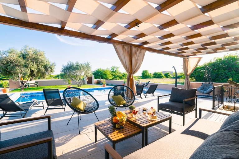Villa Gode -secluded house with heated pool near the beach - Bed and Breakfast Nin