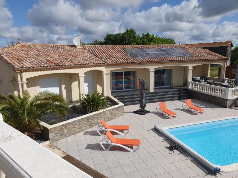 villa 15 personnes avec piscine et terrain de pétanque - Chambres d'hôtes Puysserampion
