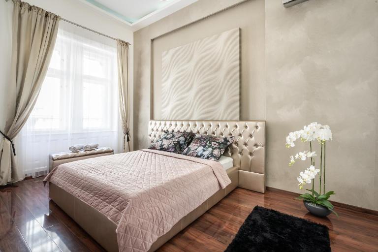Opera Luxury Apartment with free parking - Ferienwohnung Budapest
