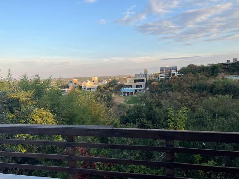 Espectacular Casa en Barrio Privado con pileta gran parque y vista panorámica - Chambres d'hôtes Córdoba