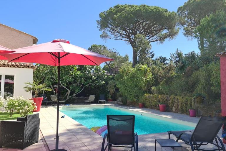 Ste Maxime Villa 5 etoiles Piscine chauffée et jacuzzi - Bed and Breakfast Sainte-Maxime