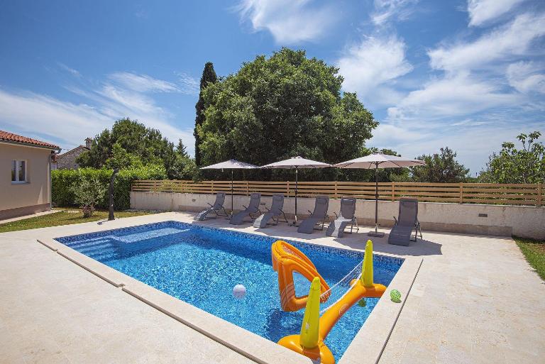 Villa mit Pool und klimatisierten Schlafzimmern - B&B Dignano