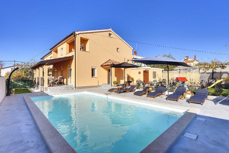 Villa mit privatem Pool, Spielplatz, WLAN, Klima, BBQ - Chambres d'hôtes Pula
