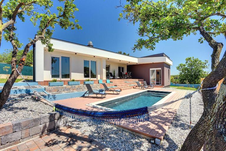 Villa mit privatem Pool nur wenige Minuten von den Stränden - B&B Pula