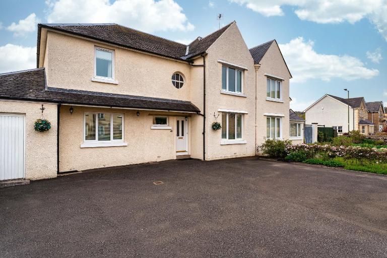 NEW Four Bedroom House - all rooms ensuite - Bed and Breakfast Stirling