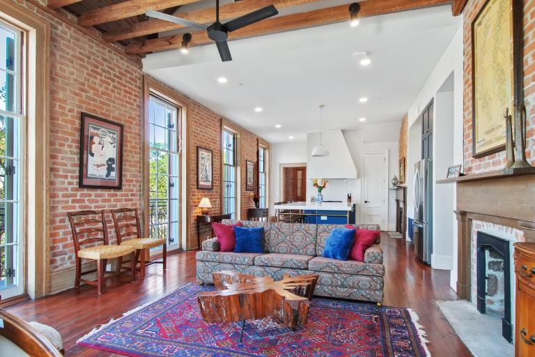 Fab 1838 Garden District 5BR with Parking And Balcony - B&B New Orleans