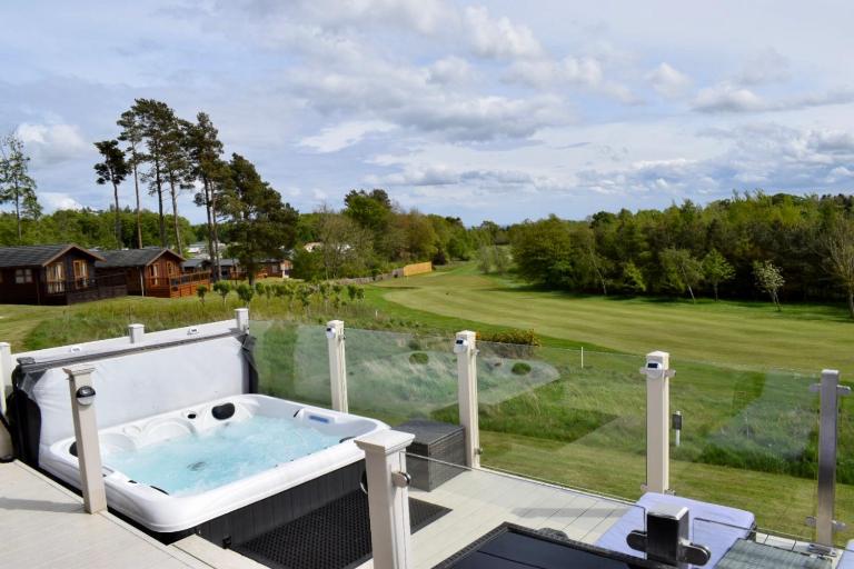 Hot Tub Lodge, Panoramic Views & Free Golf, Dog Friendly - B&B Swarland
