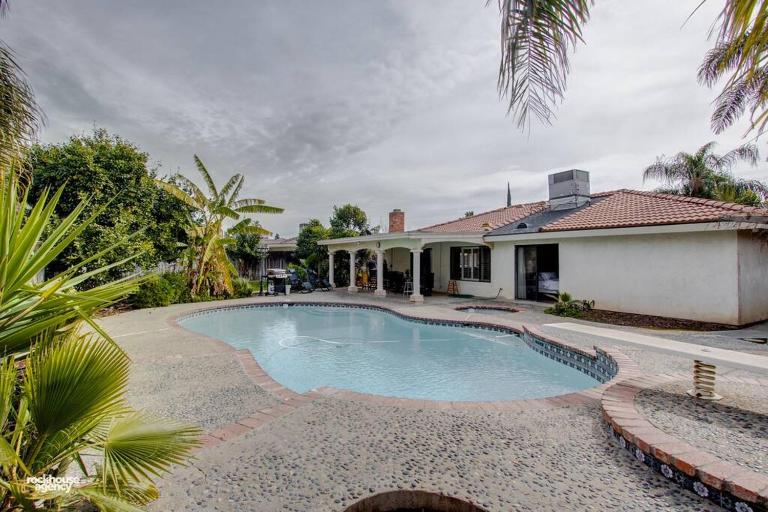 Cozy Hygge Home Centrally Located 2 King Beds - Bed and Breakfast Bakersfield