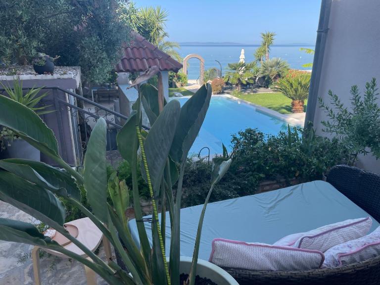 Villa Maris- beachfront villa with exclusive pool - B&B Podstrana