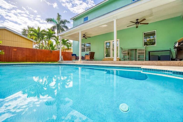 Las Olas Villa with HEATED Salt Water Pool - B&B Fort Lauderdale
