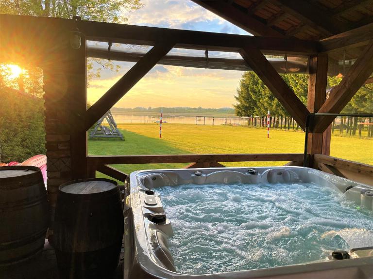 Siedlisko Miluki - Apartamenty nad Jeziorem z Jacuzzi & Sauną - B&B Ełk