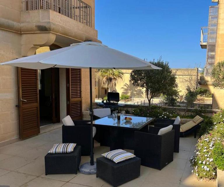 Poolside Luxury Apartment with Patio 11A3S - B&B Ghajnsielem