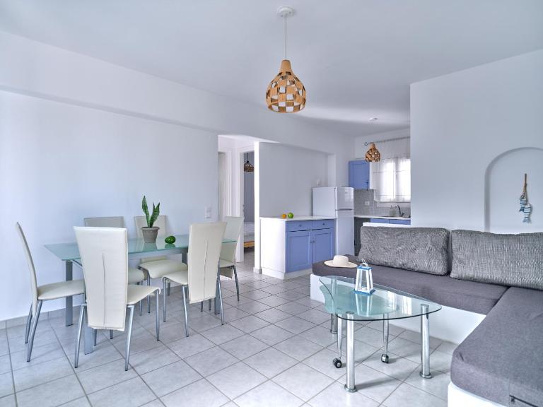 Ifestos home with private veranda, Paros - B&B Logaras