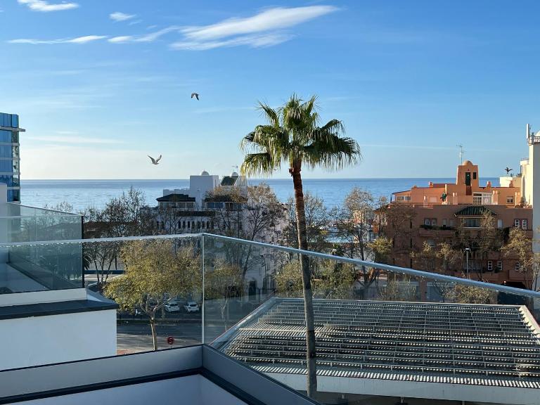 New build modern ap 4 min walk to the beach and Marbella old town - B&B Marbella