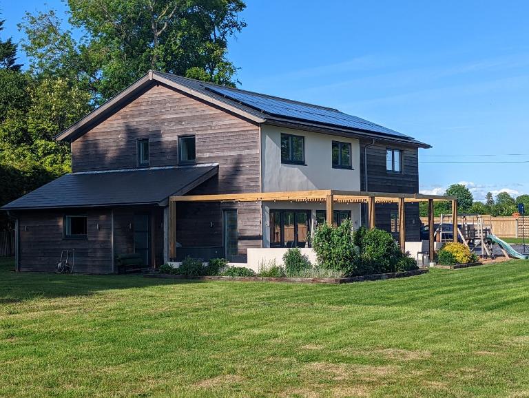 Unique, Spacious, Self-Built Eco Home with huge garden and movie room - Bed and Breakfast Andover