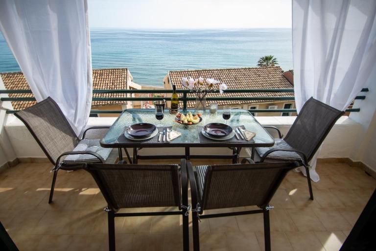 Alexandras On The Beach and Pool apt - Chambres d'hôtes Glyfáda