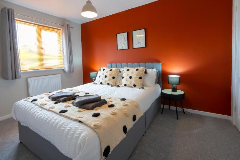 Bright & modern 4 bedroom townhouse - Ferienwohnung Stafford