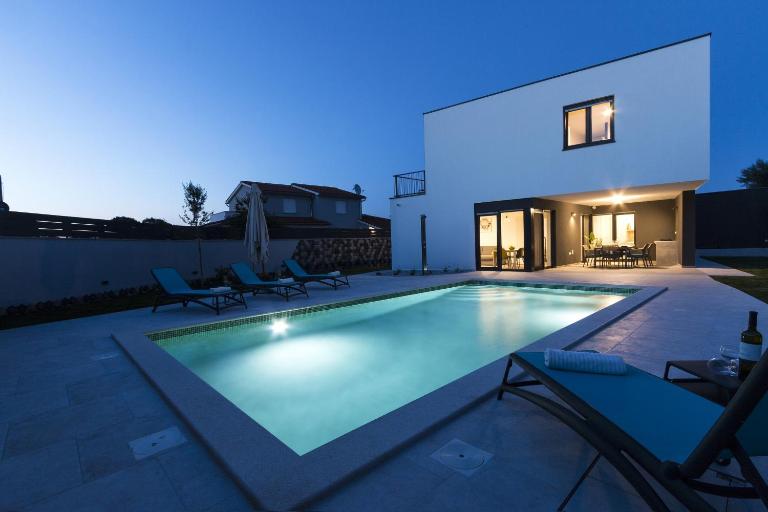 Modern 3-bedroom villa with a private pool - Chambres d'hôtes Pula