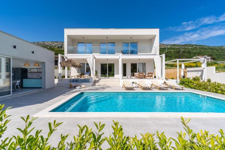 Villa Zen with 4 bedrooms, private 32 sqm pool, summer kitchen, 7 km from the beach - B&B Tugare