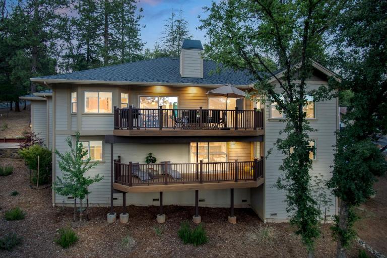 New Luxury 5BR Cabin in Pine Mountain Lake! 1 Minute to Beach! Massage Chair! Close to Yosemite! Perfect for Retreats and Escapes All Seasons! - B&B Groveland