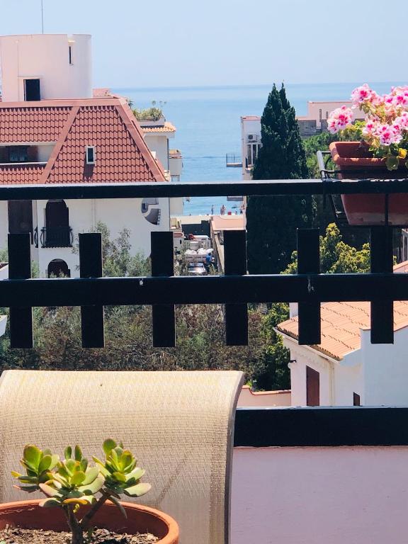 Sea View 2 Bedroom Vacation Apartment - Bed and Breakfast Giardini-Naxos