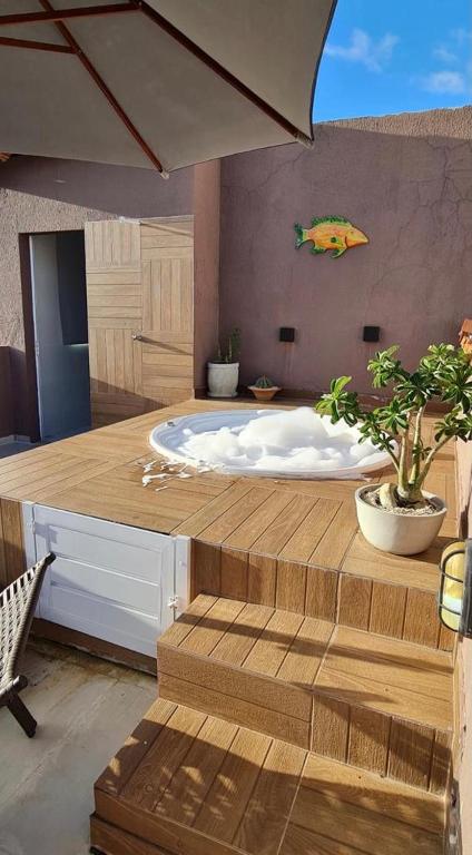 Relaxe na banheira de hidromassagem com vista mar - B&B Aracaju