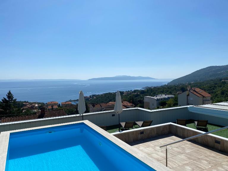 Apartment Stella - heated rooftop swimming pool - B&B Ičići