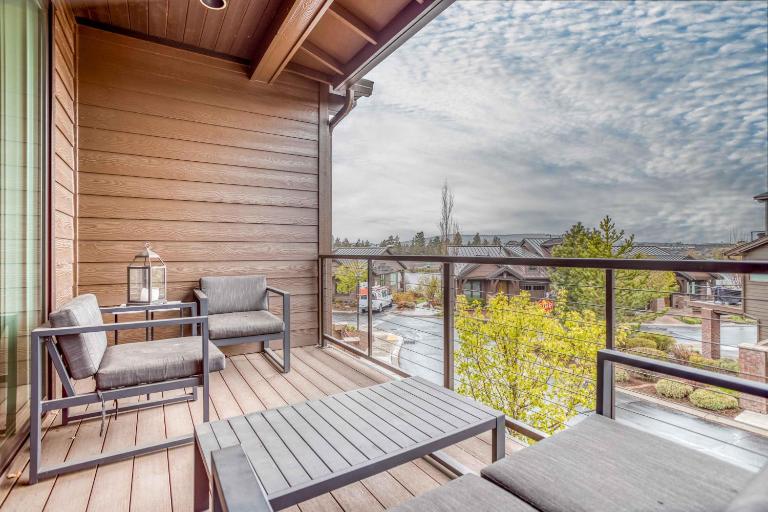 Deschutes Landing at the Old Mill Riverfront - Meredith Lodging - B&B Bend