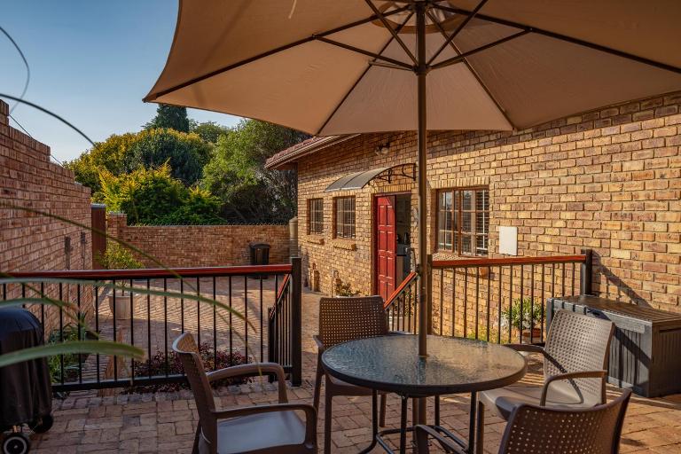 Bottle Brush Place WITH SOLAR - B&B Roodepoort