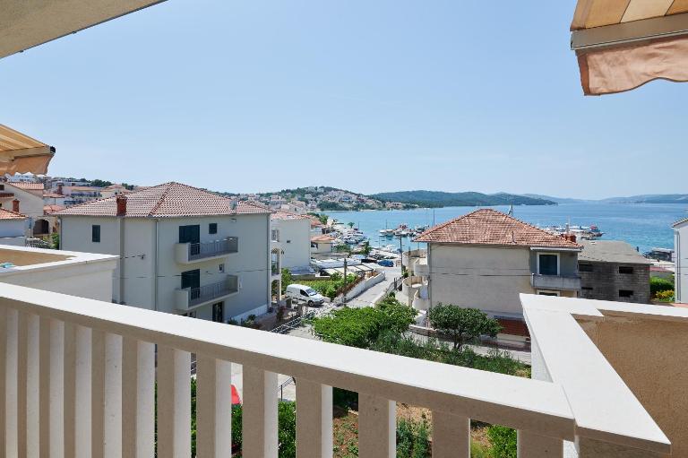 T&T Sea View Apartments - Bed and Breakfast Trogir