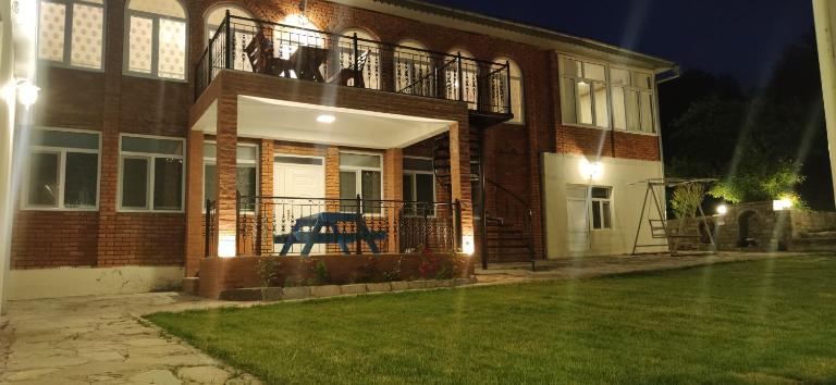 Brick House - Ferienwohnung Lahıc