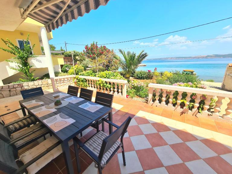 Beachfront 5BR Home Victoria - B&B Kukljica