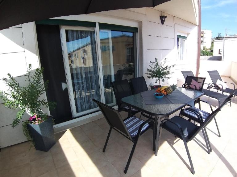 3 bedroom apartment with terrace and free parking - Ferienwohnung Split